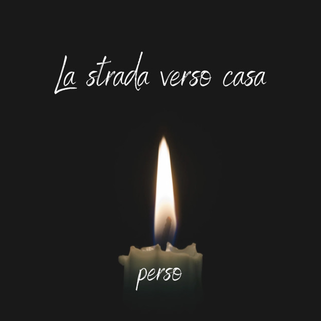 Copertina di La strada verso casa: una candela accesa su sfondo nero